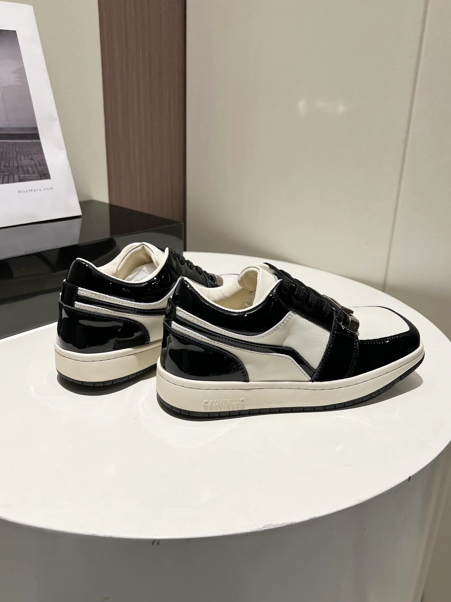 👟👟Ex-factory price 480👟👟 👑CALVINLUO I CUBE SNEAKER trendy brand square shoes low-top casual square-toe sneakers skateboard shoes sneakers👑 Starting from the design elements of classic two-color sneakers, CALVINLUO extracts the iconic elements of casual sneakers and integrates them into the formal "square toe" of formal shoes to make the overall lines of the sneakers more distinct. Nowadays, the matching rules are casual. 🧣Formal sports shoes are nothing new. The unique avant-garde square lines of CUBE SNEAKER, whether it echoes the tough and crisp suits, or appears in an eclectic manner in street styles, are a choice that breaks away from tradition and shows personality🧢 ▪️ Fabric: Original custom imported first-layer cowhide ▪️ Lining: Imported breathable mesh lining + soft sheepskin ▪️ Sole: Original molded two-color TPU outsole ▪️ Size: 35-40 (40 customized)